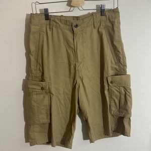 New Levi’s Relaxed Fit Khaki Snap Cargo Shorts - Size 30
